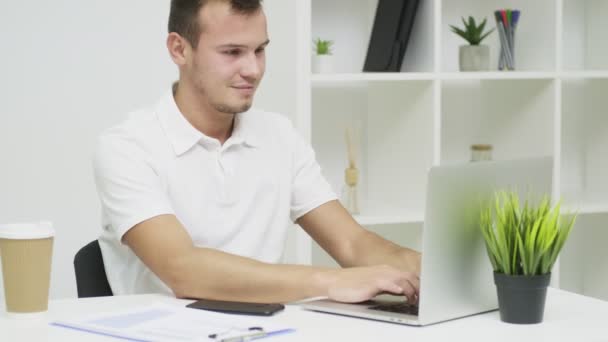 Successful businessman working in the office at the computer — 图库视频影像