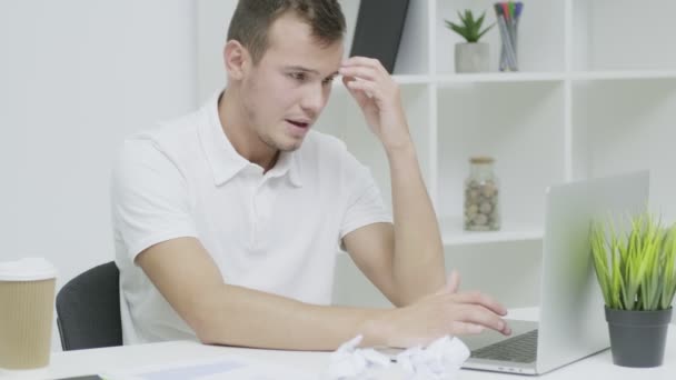 Tired man working at the computer in the office — Stock Video