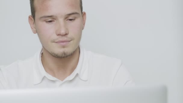 Un om de afaceri de succes care lucrează la birou la calculator — Videoclip de stoc