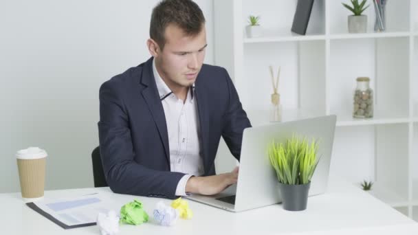 Moe man werkt achter de computer in het kantoor — Stockvideo