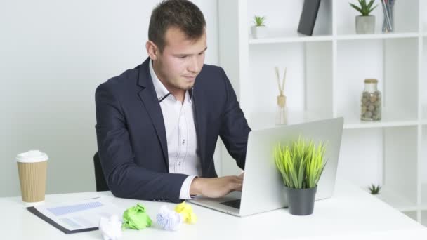 Homme fatigué travaillant à l'ordinateur dans le bureau — Video