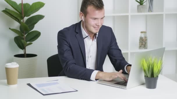 Успішний бізнесмен працює в офісі за комп'ютером — стокове відео
