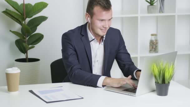 Hombre de negocios exitoso trabajando en la oficina en la computadora — Vídeo de stock