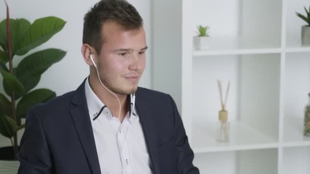 Hombre de negocios exitoso trabajando en la oficina en la computadora — Vídeo de stock