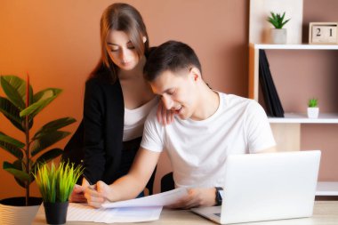 Sevgi dolu çift ofiste kendi işlerinde başarılı bir şekilde çalışıyor.