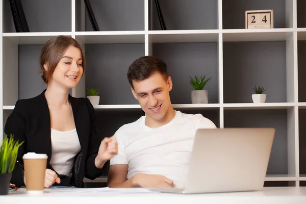 Amar a la pareja trabajando juntos con éxito en su propio negocio en la oficina — Foto de Stock