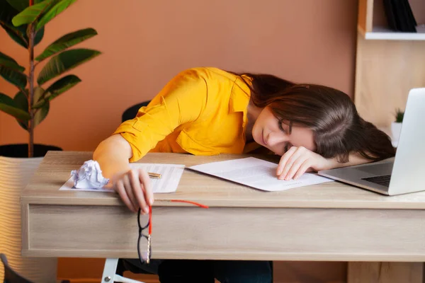 Mulher cansada trabalhando no laptop no escritório — Fotografia de Stock