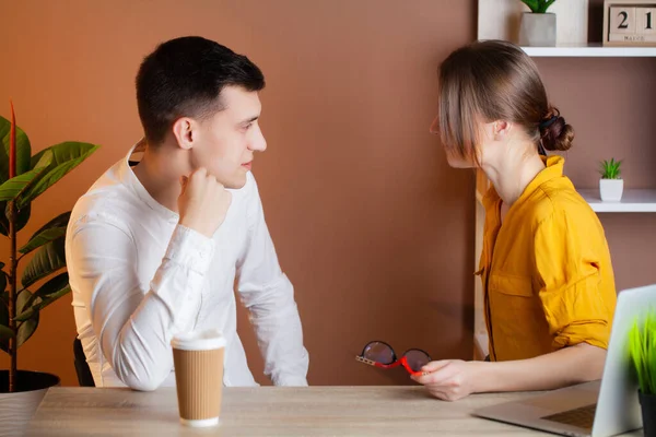 Amar a la pareja trabajando juntos con éxito en su propio negocio en la oficina — Foto de Stock