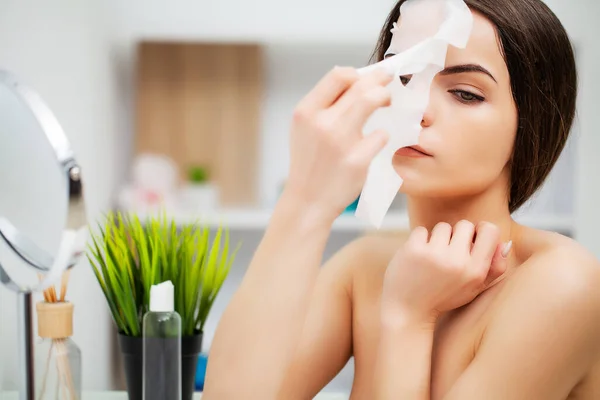 Bella giovane donna con maschera facciale in bagno — Foto Stock