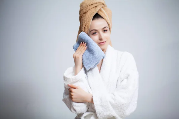 Όμορφη νεαρή γυναίκα σκουπίζει την πετσέτα προσώπου μετά από ένα ντους — Φωτογραφία Αρχείου