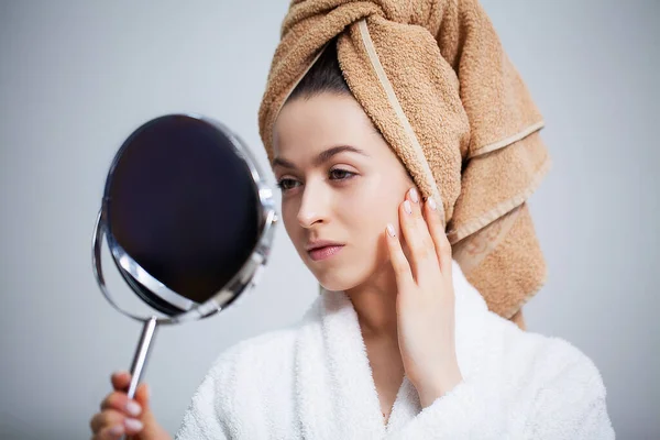 Wanita muda cantik melihat di cermin setelah mandi — Stok Foto