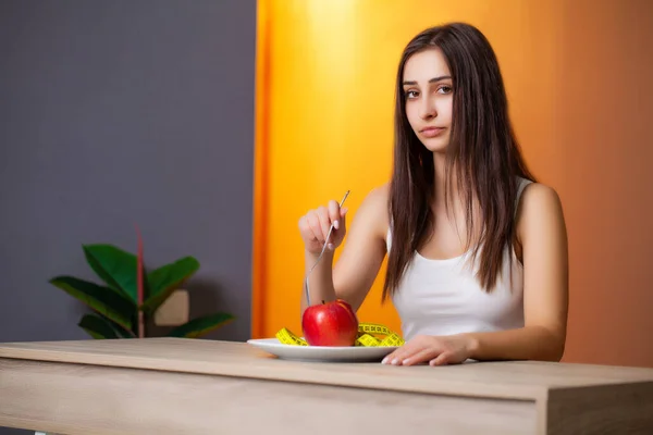 Retrato de uma jovem menina bonita que suporta a dieta — Fotografia de Stock