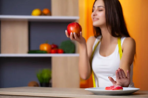 Retrato de una joven hermosa que apoya la dieta — Foto de Stock