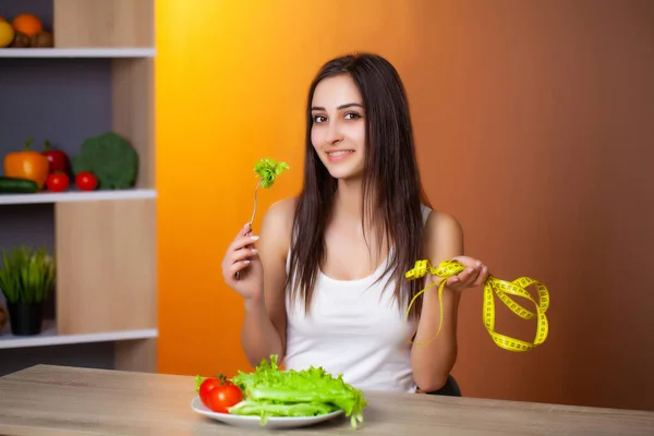 Genç ve güzel bir kadın sağlıklı bir diyet salatası hazırlıyor. — Stok fotoğraf