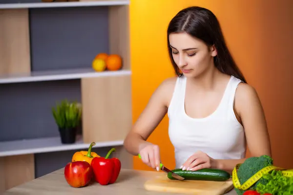 Ung vacker kvinna förbereder hälsosam kost sallad — Stockfoto