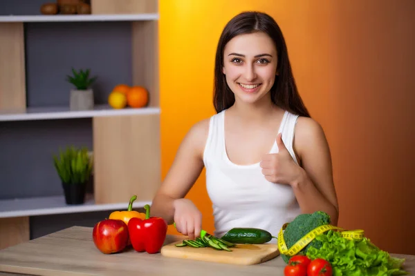 Jovem bela mulher preparando salada de dieta saudável — Fotografia de Stock