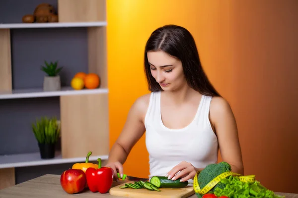 Jovem bela mulher preparando salada de dieta saudável — Fotografia de Stock
