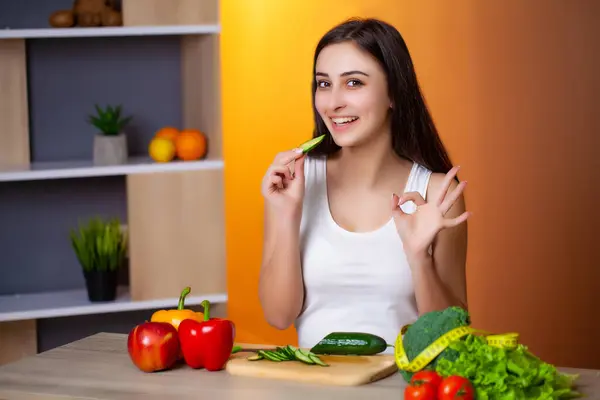 Ung vacker kvinna förbereder hälsosam kost sallad — Stockfoto