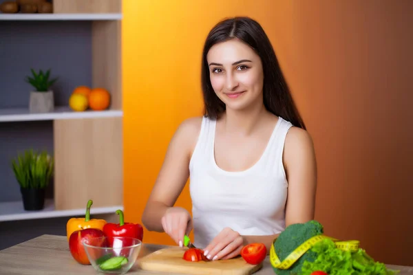 Genç ve güzel bir kadın sağlıklı bir diyet salatası hazırlıyor. — Stok fotoğraf