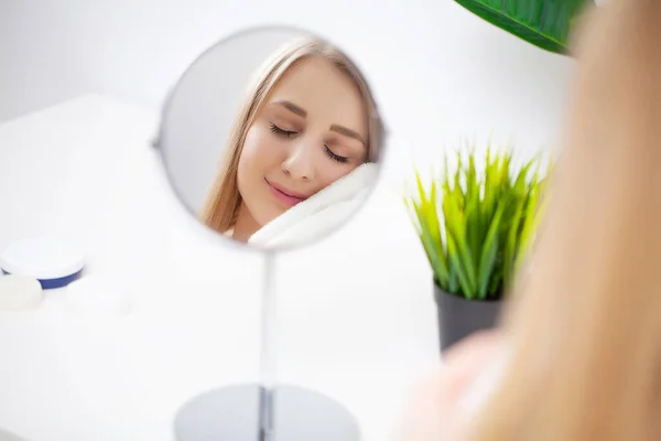 Muito jovem mulher olhando no espelho depois de um banho — Fotografia de Stock