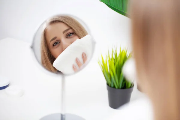 Muito jovem mulher olhando no espelho depois de um banho — Fotografia de Stock