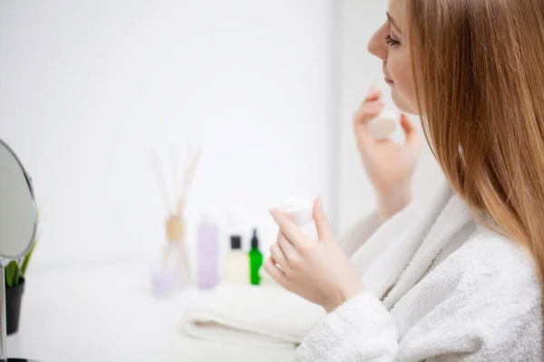 Mulher se preparando para o trabalho fazendo maquiagem matinal no espelho do banheiro em casa . — Fotografia de Stock