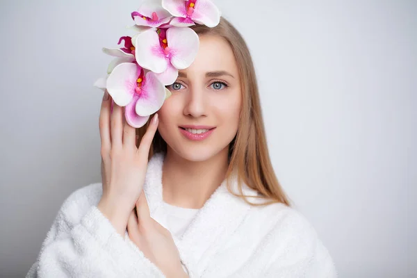 Nettes Mädchen mit Blumen nach der Dusche — Stockfoto