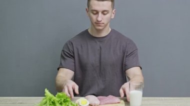 Sofrada kesim tahtasında protein açısından zengin güçlü bir sporcu.