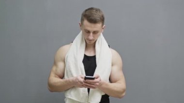 Erkek atletik görüntüleme mesajları telefonunuzda
