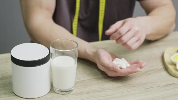 Personne forte athlète prend des pilules avant l'entraînement — Video