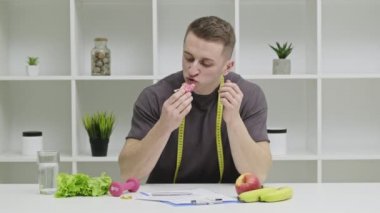 Erkek atletik yiyecekler sağlıklı yiyecek ve beslenme planını reddediyor.