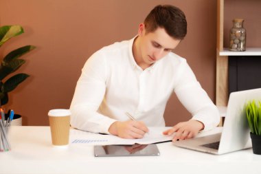 Bilgisayarın ofisinde başarılı bir iş adamı çalışıyor..