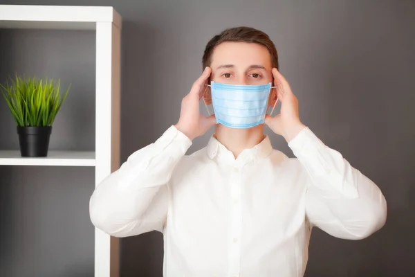 Man working in the office wearing a mask for protection from coronavirus. — Stock Photo, Image