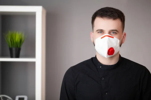 Man working in the office wearing a mask for protection from coronavirus. — Stock Photo, Image