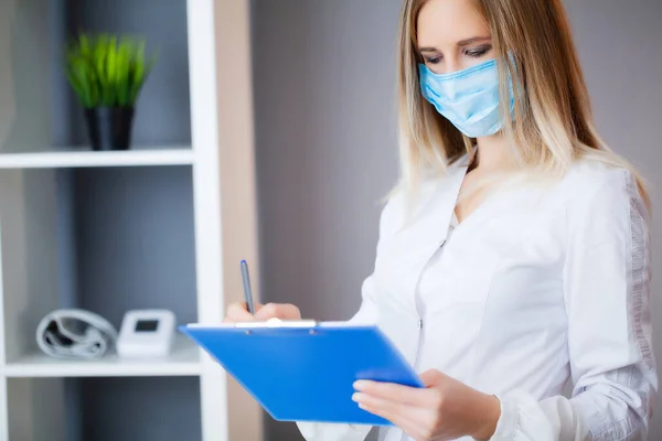 Doctor in protective mask working at the hospital. — Stock Photo, Image