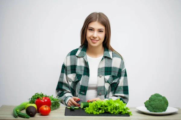 흰 벽 배경에 야채를 곁들인 식생활 과 건강 한 식사를 하는 여자의 개념 — 스톡 사진
