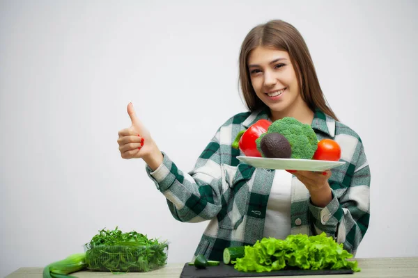 Begreppet kost och hälsosam äta kvinna med grönsaker på vit vägg bakgrund — Stockfoto