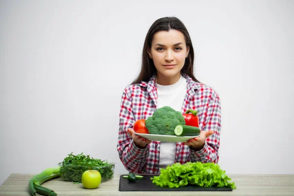 白い壁の背景に野菜と食事と健康的な食事の女性の概念 — ストック写真