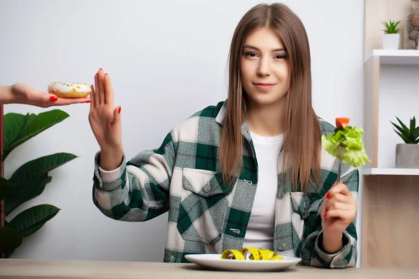 Cute kobieta dokonuje wyboru między zdrowej i szkodliwej żywności — Zdjęcie stockowe