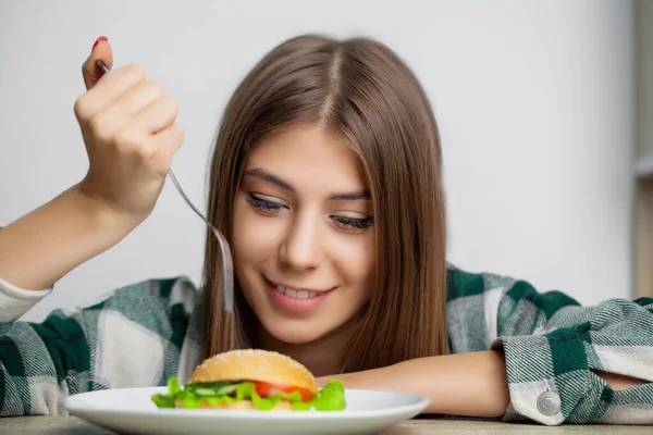 Aranyos nő akar enni hamburger káros — Stock Fotó