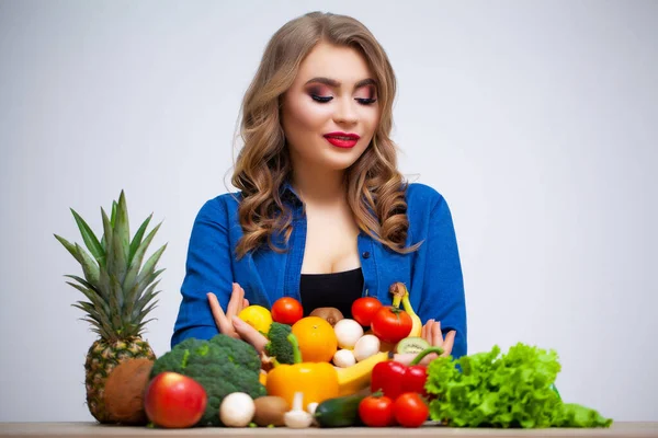 白い壁の背景に野菜と食事と健康的な食事の女性の概念 — ストック写真