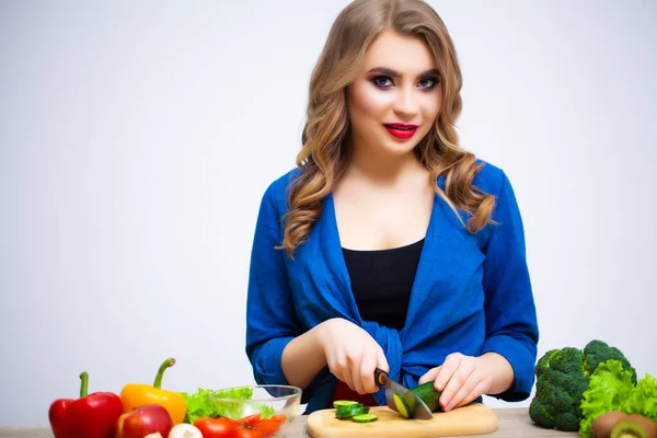 Sağlıklı beslenme kavramı, kadın salata için taze sebze keser. — Stok fotoğraf