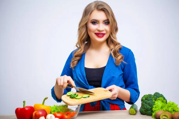 Begreppet hälsosam kost, kvinna skär färska grönsaker för sallad — Stockfoto