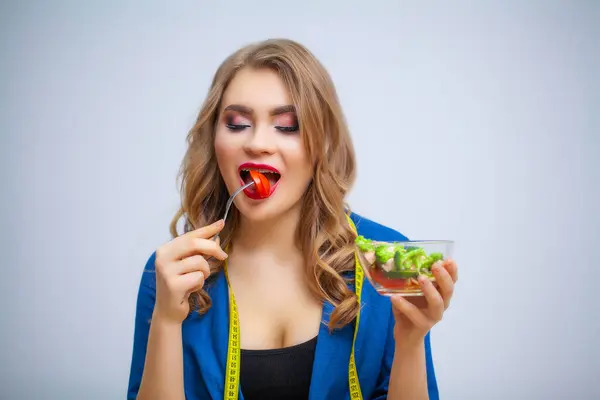 Cute woman eats vegetable salad with lots of vitamins — Stock Photo, Image
