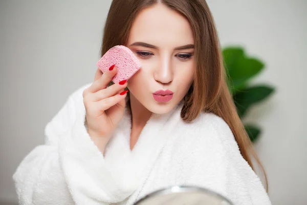 Hübsches Mädchen wischt sich nach der Dusche Schwamm ins Gesicht — Stockfoto