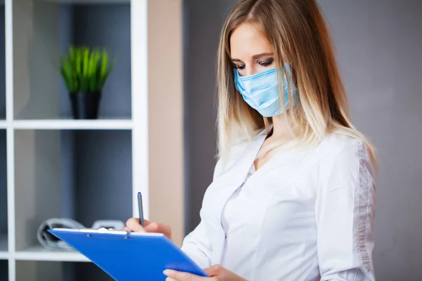 Doctor in protective mask working at the hospital — Stock Photo, Image