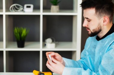 Adam doktor ofisinde hayal kırıklığı yaratan teşhisi öğreniyor.