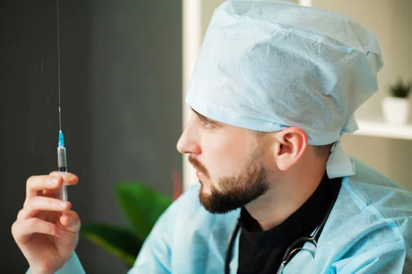 Doctor comes into solution for injection in syringe — Stock Photo, Image