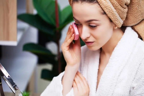 Menina bonito limpa o rosto depois de tomar uma esponja do chuveiro — Fotografia de Stock