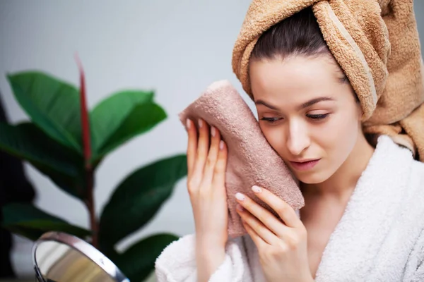 Femme mignonne essuie la serviette visage après avoir pris une douche — Photo
